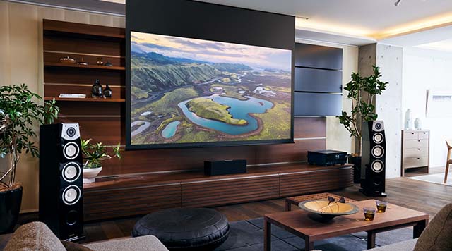 常設の100インチ大画面スクリーンに投写