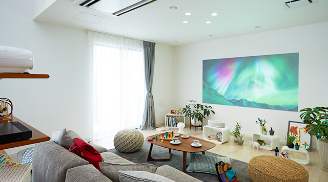 4K・HDR対応で明るいリビングでもシャープな映像