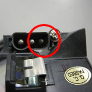 コネクター形状が「エプソン純正交換用ランプ」と異なるため、接続部がスパークし溶けた事例