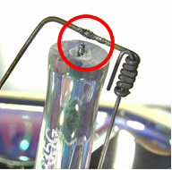 「エプソン純正交換用ランプ」とは異なる発光管先端コネクターの品質により断線した事例