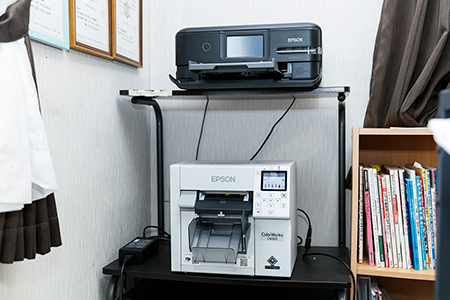 CW-C4020Gは、サイズ感が非常にコンパクトで、狭い事務所内でも快適に使える