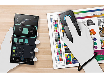 エプソンの測色器SD-10の操作の様子