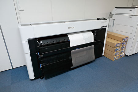 A1普通紙ロール2本で、A1とA2サイズのCAD図面を印刷している。