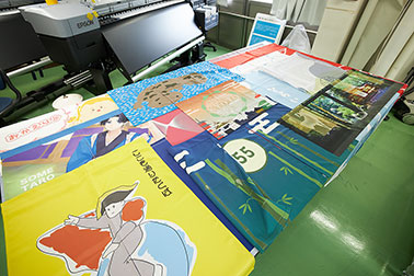 事業計画の一環の京都芸術デザイン専門学校の学生達との共創活動により、様々な暖簾のアイデアが生まれた。
