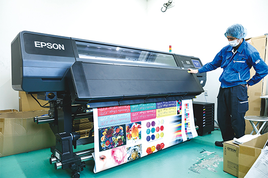 製品は本社工場内の縫製作業場や加工場に隣接して設置。遠藤氏が印刷管理している。