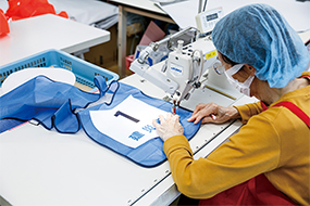 ターポリン素材に「SC-R5050」で印刷したゼッケン部品を工業用ミシンでネット地に縫い付けて安全ベストとして完成。