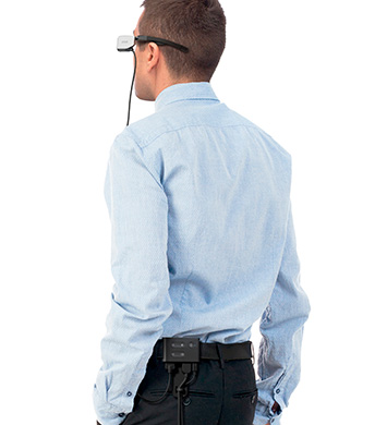 インターフェイスボックスはベルトクリップで腰に装着可能