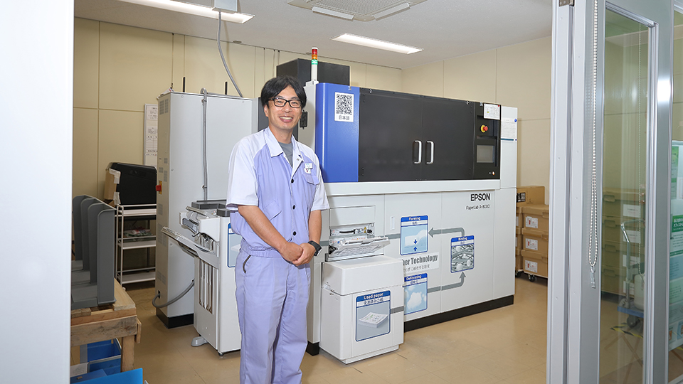 工場エントランス付近の「紙工房」と呼ばれる部屋に設置されているペーパーラボ。「ガラス張りで目立つのでお客様からの問い合わせは多い」と白井さん