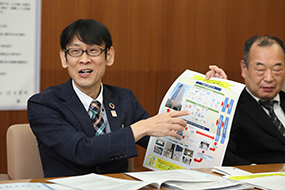 Osaka Metro本社に掲示されている”古紙回収ルール”を手に説明する澤田氏