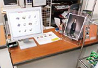 受付カウンターの横に設置された受付端末