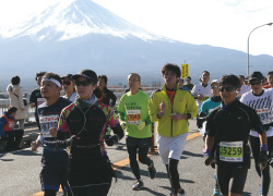今回の富士マラソンでは、ゴール地点での自動撮影のほか、6名のカメラマンを各ポイントに配置。富士山や河口湖を背景にした写真を選ぶことも可能になった。