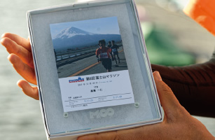 サーバーからの画像読み取りやパソコンでの処理に多少時間が必要だが、プリント自体は数秒で完了。トータルでも1枚あたり1分弱で完了する。