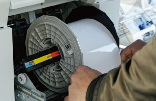 プリント用紙には65mロール紙を使用。大容量給紙により1ロールでおよそ600枚の完走証がプリントできる。