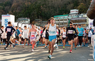 熱気あふれるなか1万人以上のランナーが一斉にスタート。富士山が舞台ということもあり、外国人ランナーも数多く見受けられた。