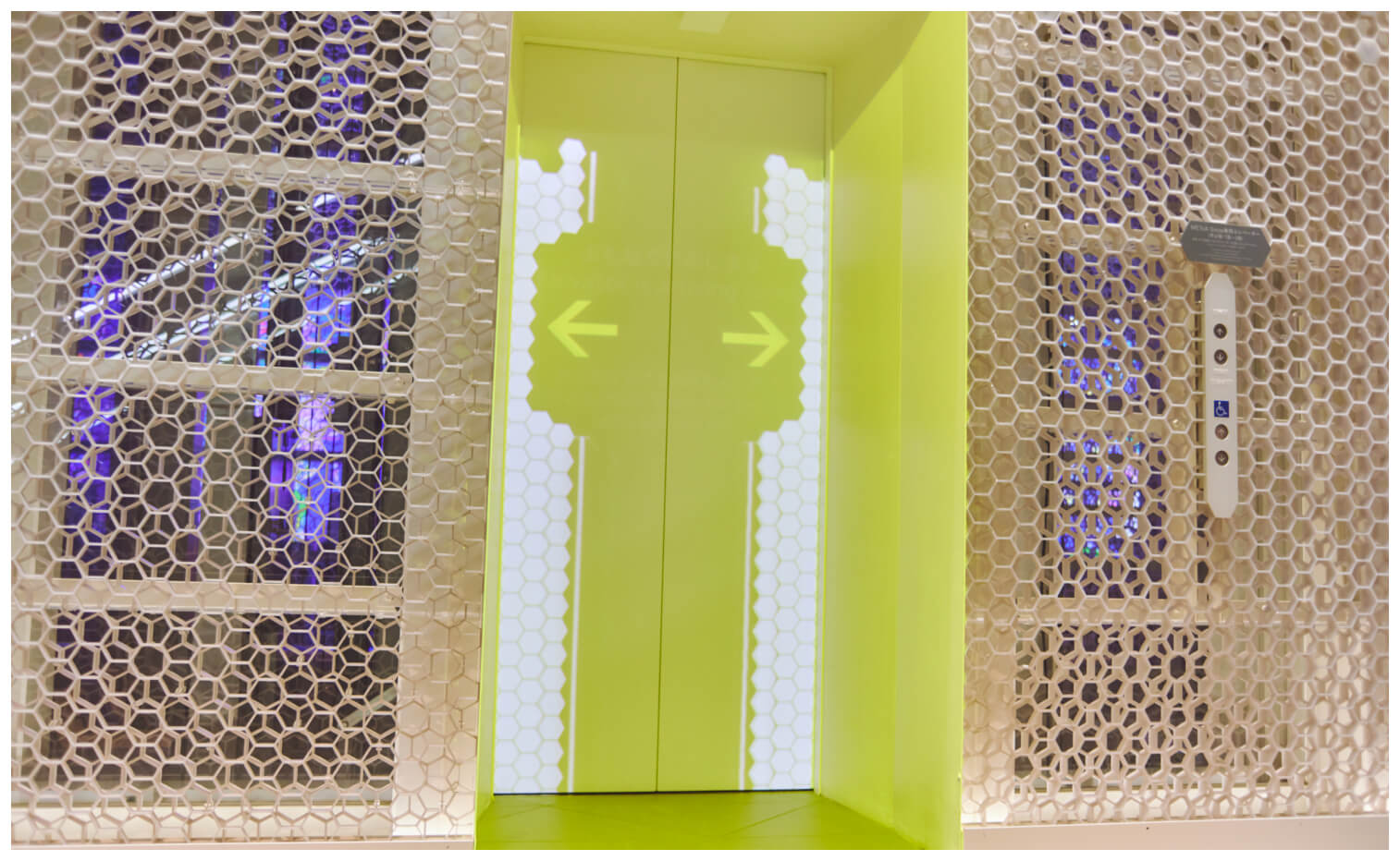 METoA Ginzaの「てらすガイド」を搭載したエレベーター