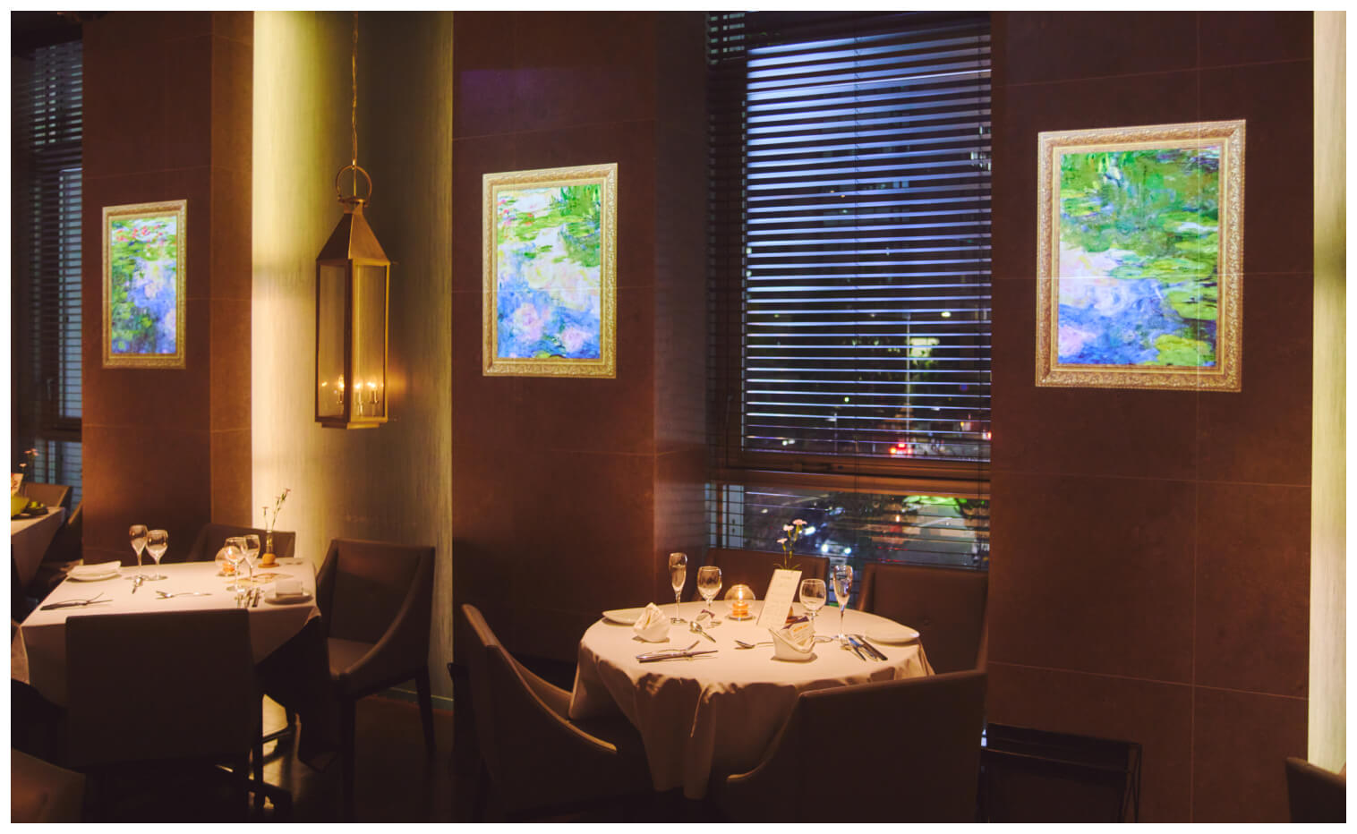 壁面にプロジェクション映像で名画を映し出すCasita青山店の店内