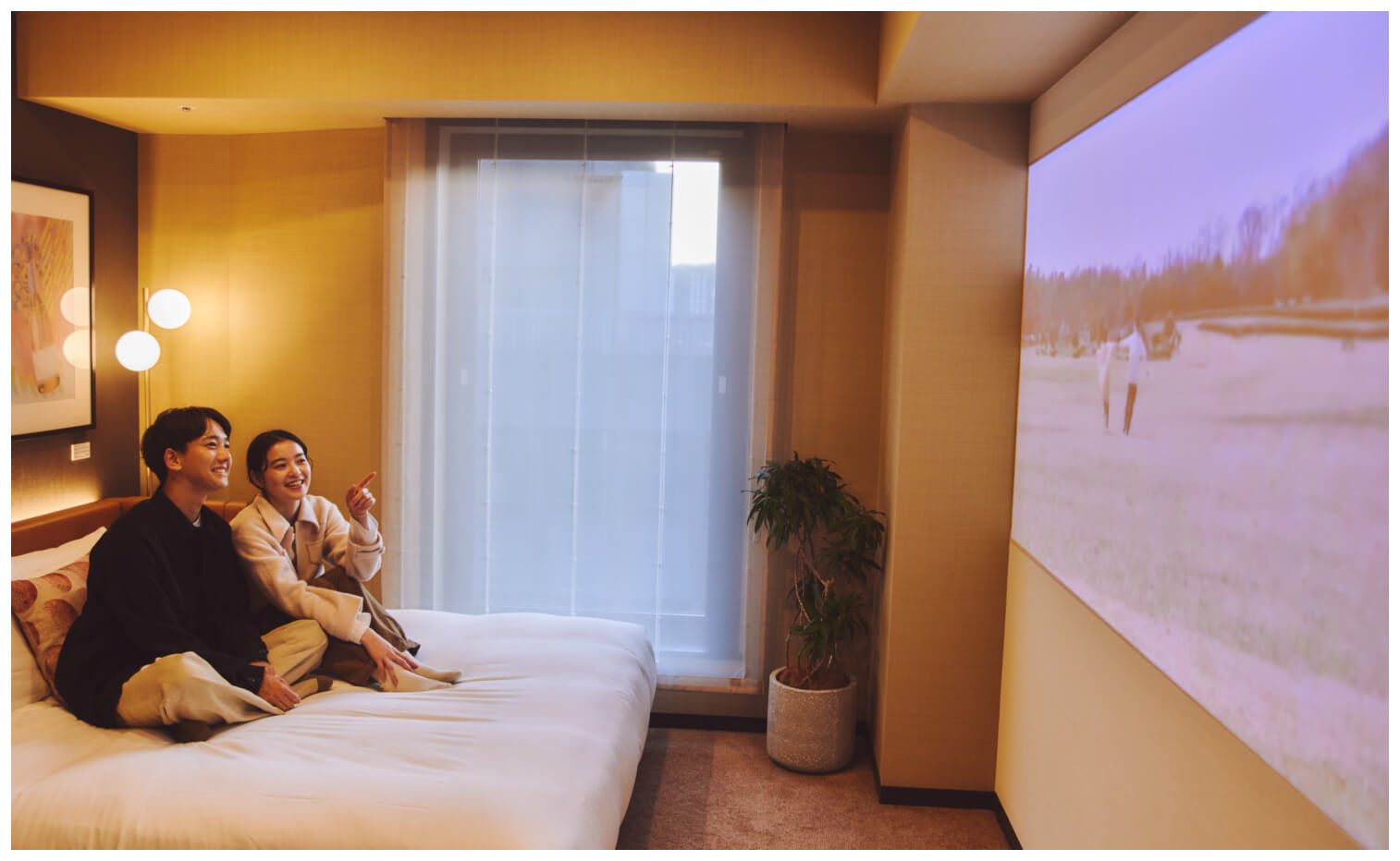 部屋を暗くしなくてもプロジェクターから鮮やかな映像を映し出すことができる