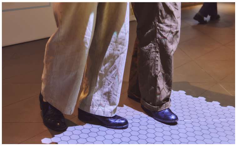 METoA Ginzaはエレベーター前にもプロジェクション映像を投影