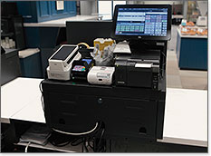 店員側 タッチパネルとレシートプリンターのシンプルでスマートなレジカウンター周り