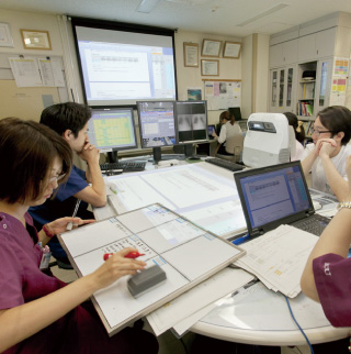 机上と壁面に投写された情報を、参加者各人が見やすい方を参照している。
